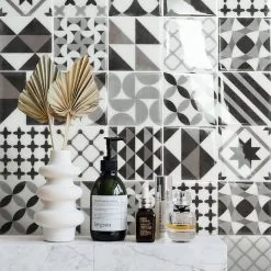 Carreaux Autocollants Vintage Roma Smart Tiles 11,58 Po X 22,56 Po Gris Paquet De 4 -Plancher De Vinyle Soldes 00465205c L