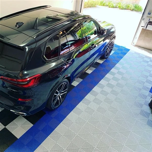 Tuile De Plancher Pour Garage CarTrax Rib Par Swisstrax, 15,75 Po X 15,75 Po, Perle Argentée, 6 Pièces 3 Tuile De Plancher Pour Garage CarTrax Rib Par Swisstrax, 15,75 Po X 15,75 Po, Perle Argentée, 6 Pièces – Image 3